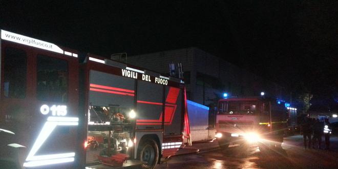 Pescara, altri incendi e botti: a fuoco un colorificio nella notte -  Pescara - Il Centro