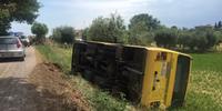 Lo scuolabus ribaltato dopo l'incidente (foto Luciano Adriani)