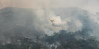 L'intervento del Canadair della Protezione civile sul Morrone in una foto di Mario Sabatini