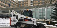 Lo sgombero della neve davanti all'ospedale Mazzini di Teramo (foto Luciano Adriani)