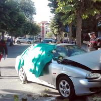 L'auto finita contro l'albero (foto di Arnolfo Paolucci)