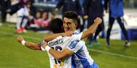 L'abbraccio di Capone a Brugman, gli autori dei due gol del Pescara (foto Giampiero Lattanzio)