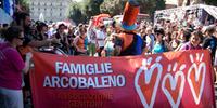 Una manifestazione a favore della famiglie arcobaleno