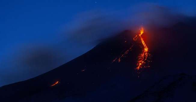 Etna: eruzione da nuovo cratere Sud-Est - Attualità - Il ...