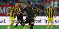 Il calcio di rigore sbagliato da Magnaghi (foto di Luciano Adriani)