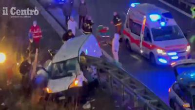 incidente mortale sulla superstrada teramo mare il furgone finisce contro il guardrail video il centro