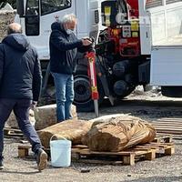 Le statue scoperte dagli operai comunali (foto di Luciano Adriani)