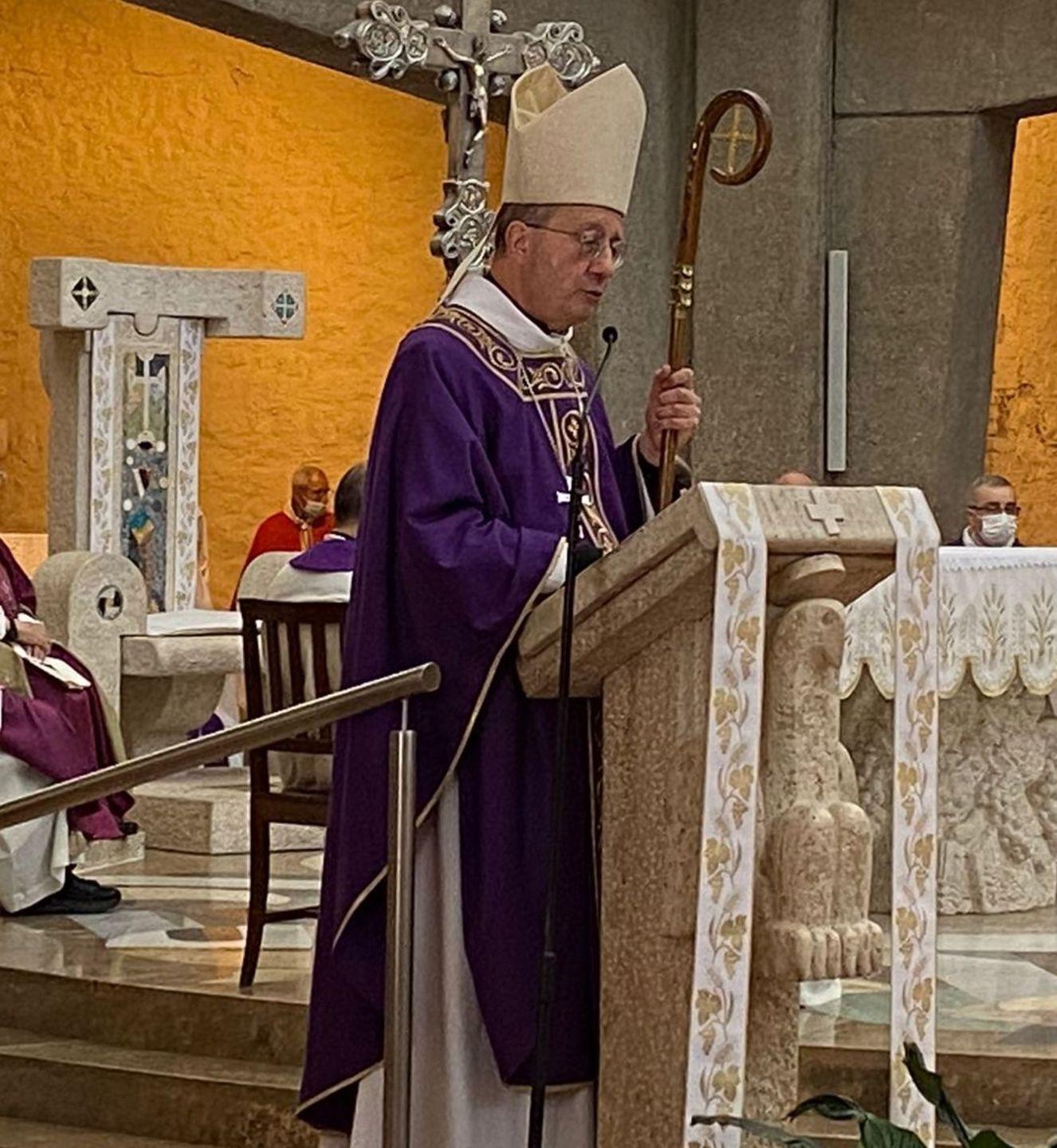 Chiesa gremita per l addio a don Michele Pescara Il Centro