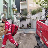 L'intervento dei vigili del fuoco nell'officina dove è divampato l'incendio