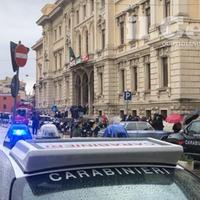 Carabinieri e studenti all'esterno del liceo classico Delfico-Montauti (foto Luciano Adriani)