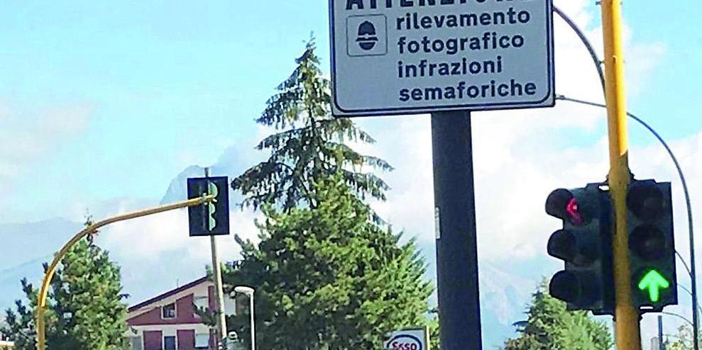 Sicurezza stradale: acceso il nuovo semaforo tra via via Toselli e via  Veracini