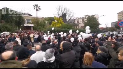 Palloncini rosa e azzurri ai funerali dei bimbi uccisi dal fango - la  Repubblica