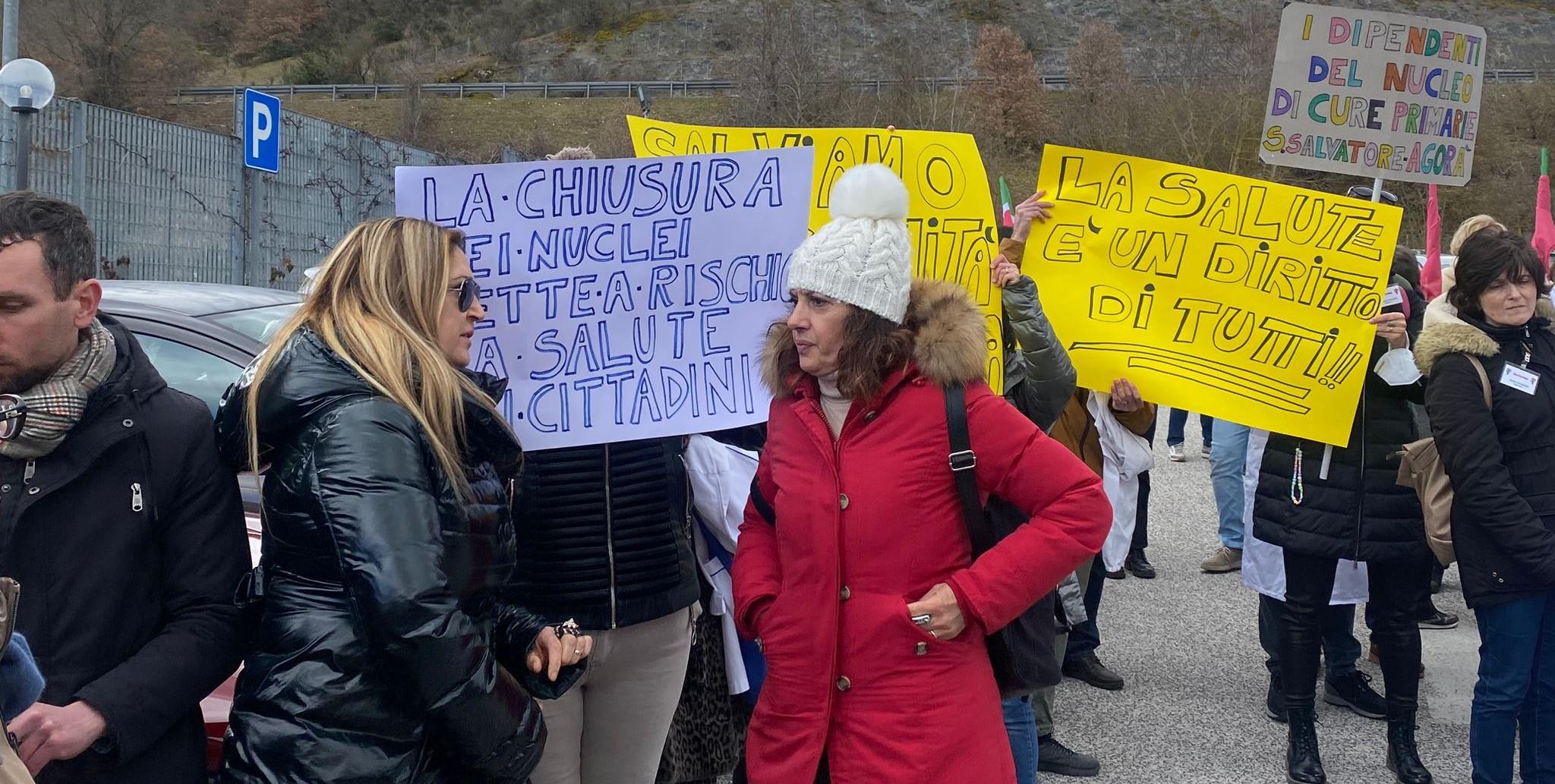 Sit-in Davanti Asl In Difesa Dei Nuclei Di Cure Primarie - L'Aquila ...