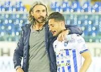 L'allenatore del Pescara Emmanuel Cascione con il centrocampista Salvatore Aloi