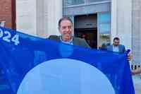Il sindaco Enrico Di Giuseppantonio con la 23esima Bandiera blu conquistata da Fossacesia