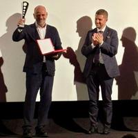 Il regista Riccardo Milani con il premio con a destra il sindaco di Opi Antonio Di Santo alla cerimonia del Borgo cinematografico