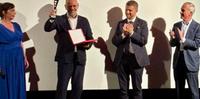 Il regista Riccardo Milani con il premio con a destra il sindaco di Opi Antonio Di Santo alla cerimonia del Borgo cinematografico