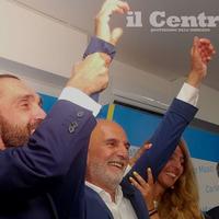 Carlo Masci alza le braccia al cielo in segno di vittoria, è il primo sindaco eletto due volte al primo turno (foto g.lattanzio)