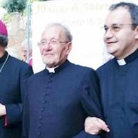 Don Nicola (al centro) con l'arcivescovo Bruno Forte e don Graziano Fabiani