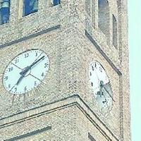L'orologio danneggiato sulla torre della chiesa del Sacro cuore a Martinsicuro