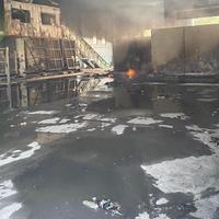 I danni nel capannone Ecolan dopo l'incendio (foto il Centro)