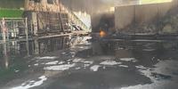 I danni nel capannone Ecolan dopo l'incendio (foto il Centro)