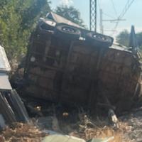 Il carrello per animali travolto dal treno (foto di Luca Venanzi)