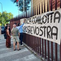 Lo striscione affisso alla cancellata del tribunale (foto di Raniero Pizzi)