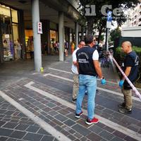 I rilievi della polizia scientifica in via Parini (foto di Giampiero Lattanzio)