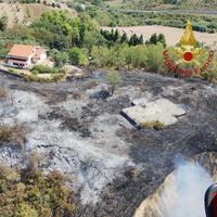 L'area bruciata dopo l'incendio fotografata dall'elicottero dei vigili del fuoco