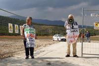 La protesta dei due attivisti incatenati al cantiere Snam