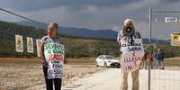 La protesta dei due attivisti incatenati al cantiere Snam