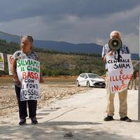 La protesta dei due attivisti incatenati al cantiere Snam