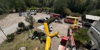 L'ultraleggero caduto nel giardino dell'abitazione dove poco prima giocavano i bambini  (foto vigili del fuoco)