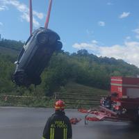 L'auto ripresa dai vigili del fuoco