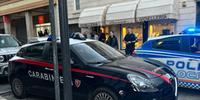 Carabinieri e polizia davanti alla gioielleria rapinata