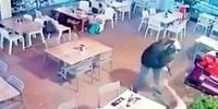 Il fermo immagine del momento degli spari nel bar della strada parco