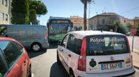 L'autobus Tua subito dopo l'incidente alla rotonda di Santa Filomena (foto il Centro)