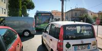 L'autobus Tua subito dopo l'incidente alla rotonda di Santa Filomena (foto il Centro)