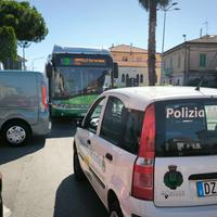 L'autobus Tua subito dopo l'incidente alla rotonda di Santa Filomena (foto il Centro)