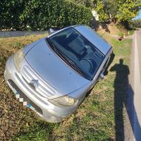 L'auto del pensionato finita sulla cunetta (foto il Centro)