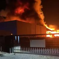 Lo stabilimento in fiamme a Chieti scalo (foto il Centro)