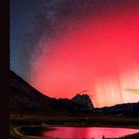 L'aurora boreale sul laghetto Pietranzoni a Campo imperatore con vista Gran Sasso (foto di Giovanni Di Fabio)