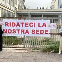 Striscioni davanti alla scuola chiusa (foto Ansa)