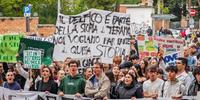 La protesta a Teramo a seguito del sequestro della storica sede del Delfico