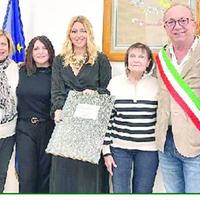 Anna Maria Ballatore tra il vice sindaco Giulia De Lellis e il sindaco Giorgio De Luca durante l’incontro