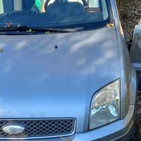 L'auto finita nella scarpata a Pettorano sul Gizio