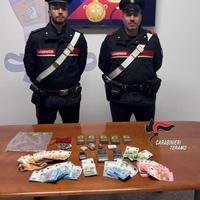 Carabinieri con la droga sequestrata al minorenne