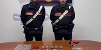 Carabinieri con la droga sequestrata al minorenne