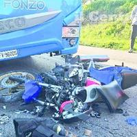 La moto del giovane dopo l'incidente contro il bus sulla strada Istonia (foto Gianfranco Daccò)